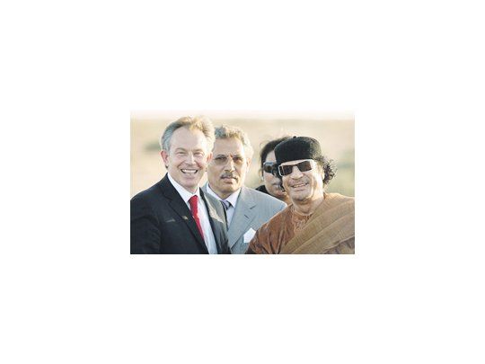 Tony Blair, sonriente en Trípoli en 2004. En una pirueta curiosa, Muamar Gadafi pasó de paria internacional a aliado clave en la lucha contra el terrorismo. Hoy vuelve a ser considerado una amenaza por Occidente.
