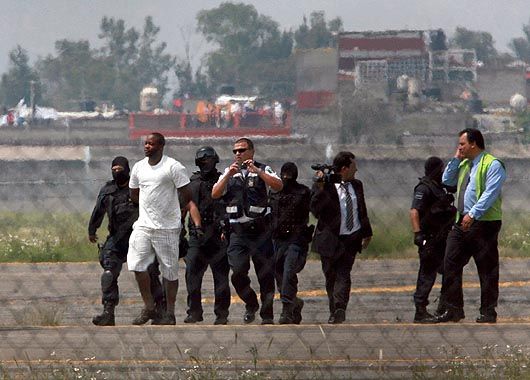 En un principio se detuvieron a varias personas para evitar que supuestos secuestradores se escondiesen entre los pasajeros.