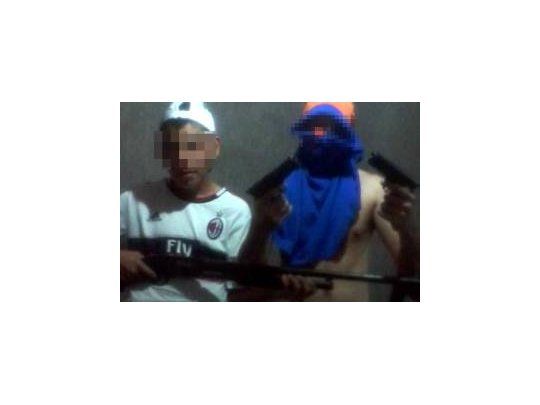 El menor publicó varias fotos dcon armas en su perfil de Facebook