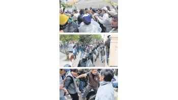 Activistas de la UOCRA y empleados estatales que se manifestaban frente a la Legislatura protagonizaron ayer violentos incidentes. Hubo heridos y detenidos.