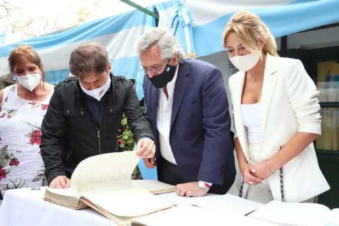 Axel Kicillof y Alberto Fernández junto a Fabiola Yáñez y Teresa García.