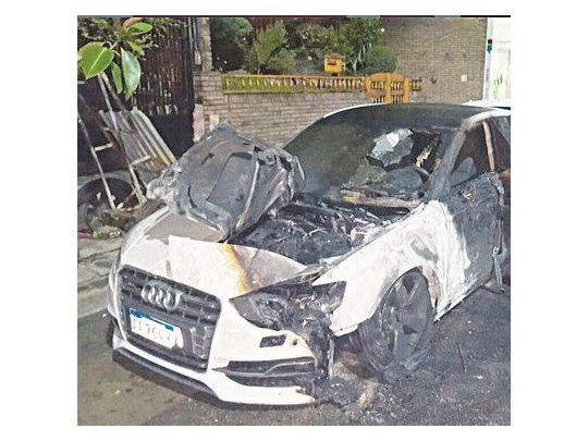 ATAQUE. El Audi A6 de color blanco fue totalmente destruido con una bomba molotov.