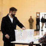 Gabriel Boric emitió su voto en el Liceo Industrial Armando Quezada Acharán, en Punta Arenas. Gabriel Boric emitió su voto en el Liceo Industrial Armando Quezada Acharán, en Punta Arenas.
