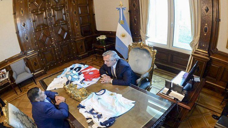 Maradona le obsequió al Presidente una pelota y camisetas autografiadas.