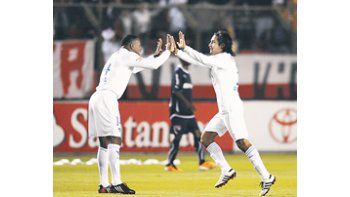 El ex Rosario Central Paul Ambrosi festeja su gol con Diego Calderón. Liga aprovechó la altura y se llevó los tres puntos.