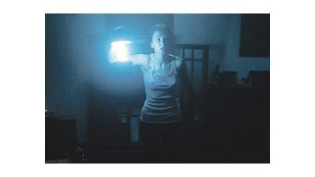 Aunque imperfecta y rebuscada, «La casa muda» es una película original formal y narrativamente (está contada en tiempo real) y, que sobre todo, cumple con creces con su objetivo de asustar ya desde la banda sonora.