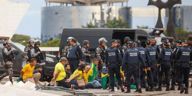 Desmontaron campamento bolsonarista frente al ejército en Brasilia y arrestaron a 1200 personas