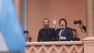 Javier Milei con Nayib Bukele en el balcón de la Casa Rosada. El presidente de El Salvador tiene tanto para celebrar como el argentino, pero quienes mas pueden festejar son Bernardo Arévalo de Guatemala y Donald Trump quine ve los acuerdos como una claudicación de sus socios latinoamericanos. Javier Milei con Nayib Bukele en el balcón de la Casa Rosada. El presidente de El Salvador tiene tanto para celebrar como el argentino, pero quienes mas pueden festejar son Bernardo Arévalo de Guatemala y Donald Trump quine ve los acuerdos como una claudicación de sus socios latinoamericanos.
