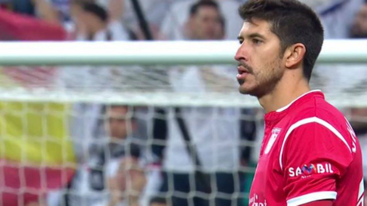 The former goalkeeper of San Lorenzo, Nereo Champagne suffered a heart problem and is moving away from football