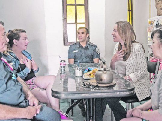 Gesto. Vidal visitó ayer en Ituzaingó a la familia del niño que fue salvado por dos policías tras haber caído dentro de una pileta. Los hizo acompañada por el capitán Alejandro Torres y el subteniente Esteban Rojas.