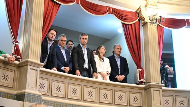 Fumata blanca en La Libertad Avanza. Agustín Romo junto a Sebastián Pareja, Martín y Lule Menem este lunes en el Senado bomaerense.