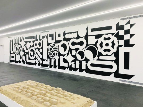 Siquier. La exposición “Viaje al espacio” se abre con un enorme mural del artista, con resonancias de signos, fórmulas y símbolos de la ciencia.