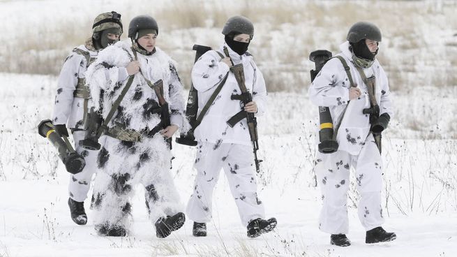 alerta. Un grupo de soldados ucranianos hacen rondas en la frontera.