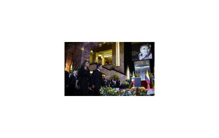 Al frente Peña Nieto antes de su discurso. Al fondo, sobre un atril, las cenizas del escritor rodeadas de rosas amarillas.