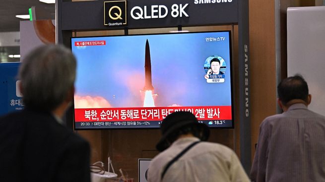 Una pantalla de televisión muestra una imagen del lanzamiento de un cohete norcoreano durante un programa de noticias en una terminal de autobuses en Seúl, Corea del Sur.