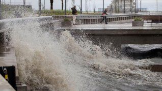 Se trata de una jornada crítica debido a la combinación de un fuerte temporal que afectó a la región en las últimas horas y causó graves inundaciones en varios barrios.