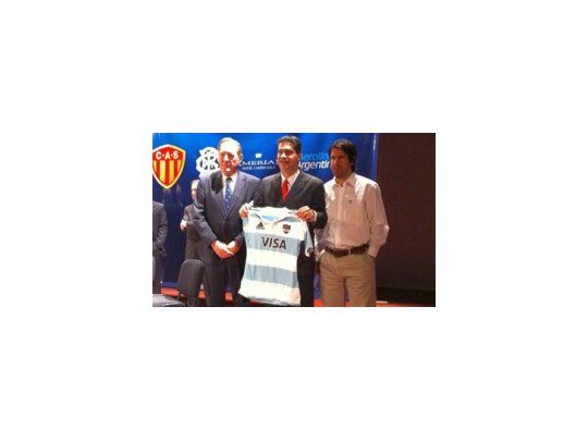 Navesi, Capitanich y Turnes durante la conferencia de prensa en que se presentó el amistoso que jugarán Pumas y Babarians en Chaco.