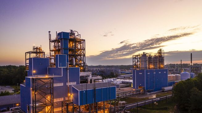Quién es el dueño de Alpek, la gran productora de plásticos de México