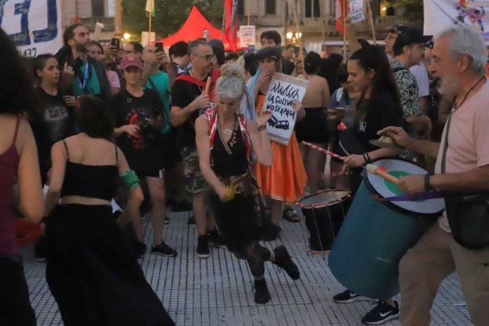 Manifestantes bailan murga durante el Cacerolazo cultural. Manifestantes bailan murga durante el Cacerolazo cultural.