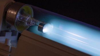 Un tipo de luz ultravioleta, inocua para los pacientes, podr&iacute;a matar el coronavirus en espacios ocupados.&nbsp;