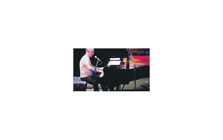 La novedad de la presentación de Hugo Fattoruso en el Boris Club de Jazz fue que el gran músico tocó y cantó solo, hipnotizando a un público que estalló en ovaciones al final de cada tema.