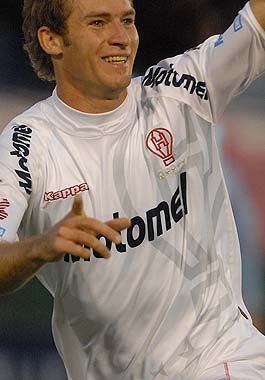 Abrió el camino. Bolatti festeja su gol, el primero del equipo.