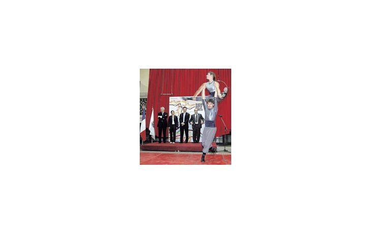 ámbito.com | Mauricio Macri, ayer junto al ministro de Cultura, Hernán Lombardi (derecha), y el embajador de Francia, Fréderic Baleine du Laurens, en la presentación de «Buenos Aires Polo Circo», en el barrio porteño de Parque Patricios.