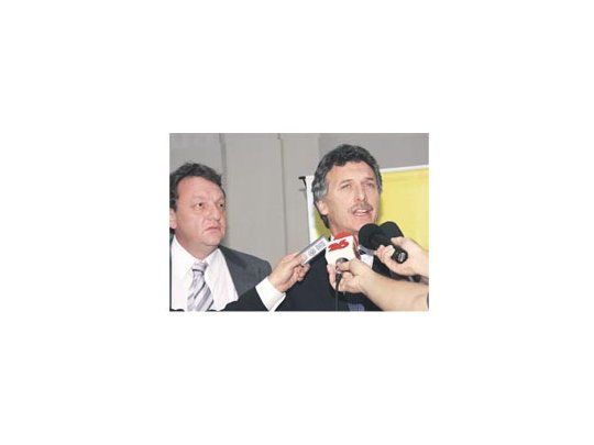 Mauricio Macri ayer, junto a Mariano Narodowski (ministro de Educación) en la presentación del plan de infraestructura escolar.