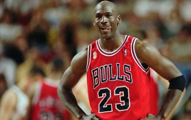 subastaran una historica camiseta de michael jordan que uso en su ultima final