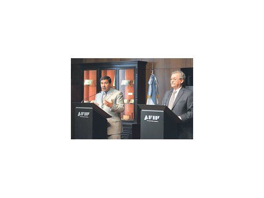 El titular de la AFIP, Ricardo Echegaray, y el secretario de Hacienda, Juan Carlos Pezoa, anunciaron ayer la recaudación de febrero y señalaron que investigan maniobras con el giro de divisas al exterior.