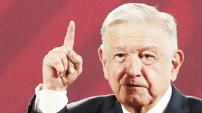 SATISFACCIÓN. Andrés Manuel López Obrador se mostró ayer exultante en conferencia de prensa tras el triunfo de su sector en el Estado de México.