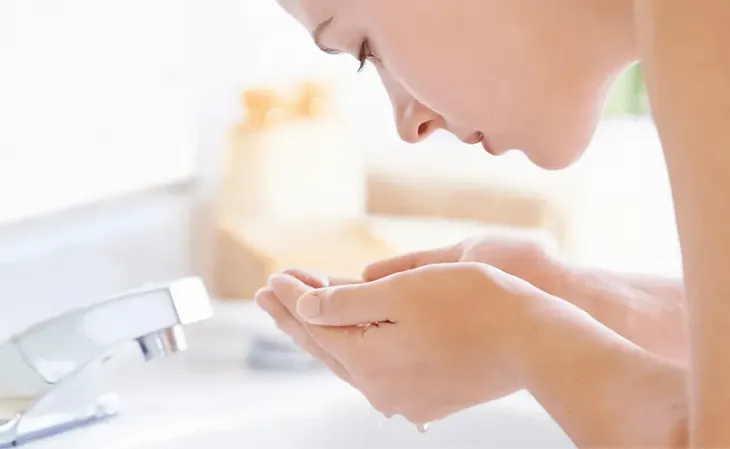 Salicylic acid has an affinity for fat and can dissolve the cumulative sebum in pores.