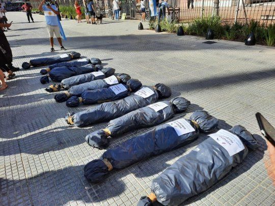Macabro: manifestantes opositores colocaron bolsas mortuorias frente a la Casa Rosada con nombres de dirigentes vinculados al Gobierno. Fue el 27 de febrero.