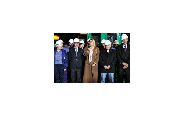 La ministra Débora Giorgi al inaugurar una nueva planta en La Plata.