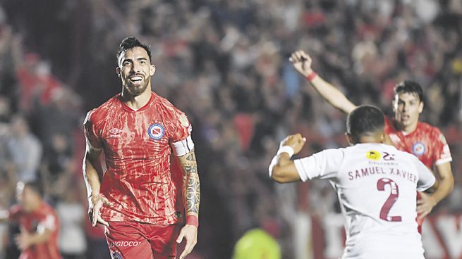 agridulce. El gol de Ávalos para el “Bicho”, que empató en la ida.