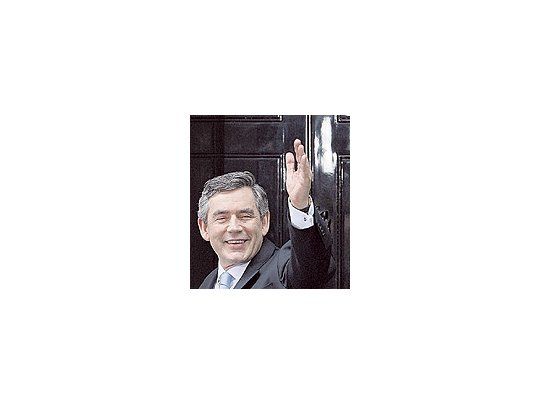 El que llega, GordonBrown, posa ante la puertade la dirección más famosade Londres: DowningStreet 10. Prometió «ir másallá de los estrechosintereses del PartidoLaborista» y gobernar«usando todos lostalentos».