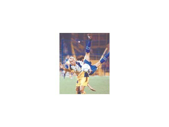 En la secuencia, Chacho Coudet se hace de la pelota. Rosario Central desnudó falencias de Boca que parecían superadas. El resultado fue ajustado, pero en la etapa complementaria la diferencia pudo ser más abultada.
