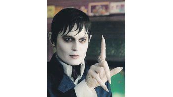 Johnny Depp como Barnabas Collins, un vampiro sepultado vivo por su novia bruja en 1752, que regresa al mundo en el siglo XX.