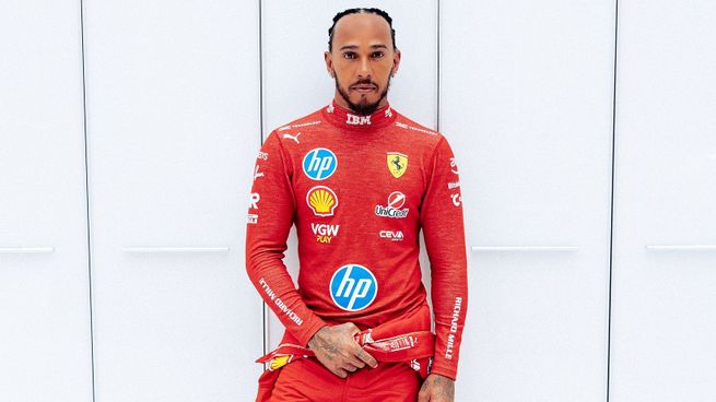 Hamilton y el rojo de Ferrari, por primera vez juntos.