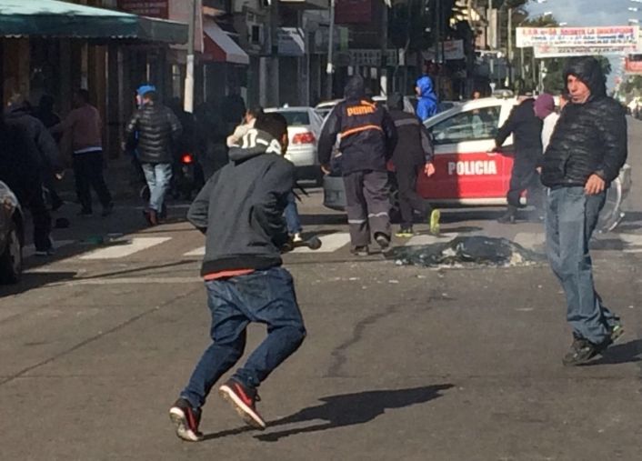 Testigos denunciaron que los ataques fueron promovidos por barras del club Lanús.