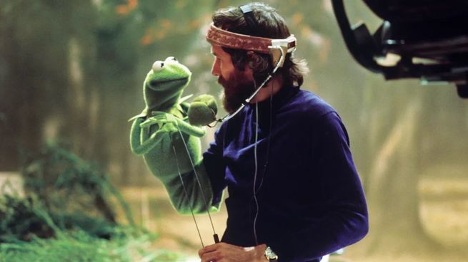 Jim Henson con uno de sus muppets más populares, la rana René.