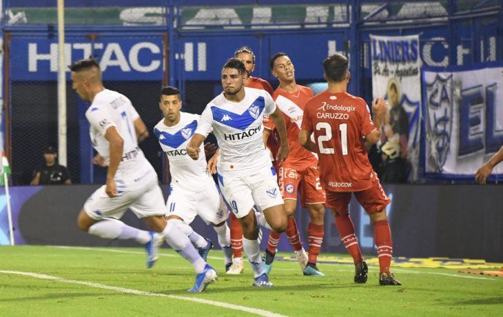 Maximiliano Romero abrió el marcador para Vélez, que le ganó a Argentinos y se subió al podio de la Superliga.