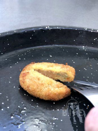 La carne bovina de la startup bife fue rebozada y cobró el aspecto de un nugget.