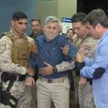 El momento posterior a que el ministro de seguridad de Córdoba sufriera la descarga eléctrica del guante. El momento posterior a que el ministro de seguridad de Córdoba sufriera la descarga eléctrica del guante.