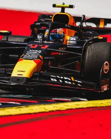 El Red Bull de Checo Pérez sufrió daños en su sidepod izquierdo trs un incidente en la primera vuelta y eso determinó una baja en su rendimiento.Además, el  piloto mexicano fue penado con 5 segundos por exceso de velocidad en el pitlane.
