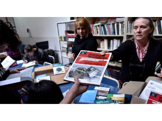Entregaron 200 mil libros especializados a escuelas técnicas de todo el país