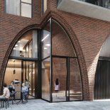 La entrada de Mine Ayacucho se destaca con una bóveda de ladrillo en doble altura. Este diseño busca marcar la transición elegante entre el espacio urbano y el ámbito residencial privado La entrada de Mine Ayacucho se destaca con una bóveda de ladrillo en doble altura. Este diseño busca marcar la transición elegante entre el espacio urbano y el ámbito residencial privado