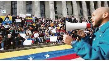 ámbito.com | PROTESTAS EN AMÉRICA. El exilio venezolano protestó ayer en varias capitales de América Latina y en Miami en contra de las elecciones presidenciales, denunciándolas por fraudulentas. En Buenos Aires (arriba) se reunieron en las escalinatas de la Facultad