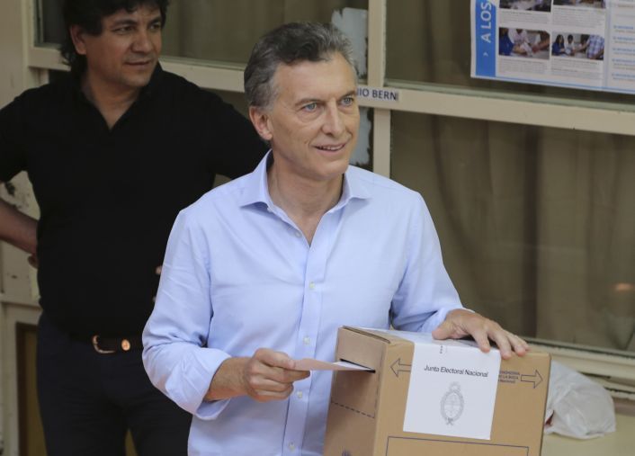 El candidato presidencial Mauricio Macri emitie su voto en una escuela del barrio porteño de Palermo.