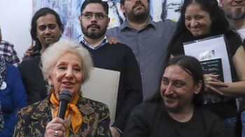Estela de Carlotto junto a Javier Matías Darroux Mijalchuk, el nieto recuperado n°130.&nbsp;